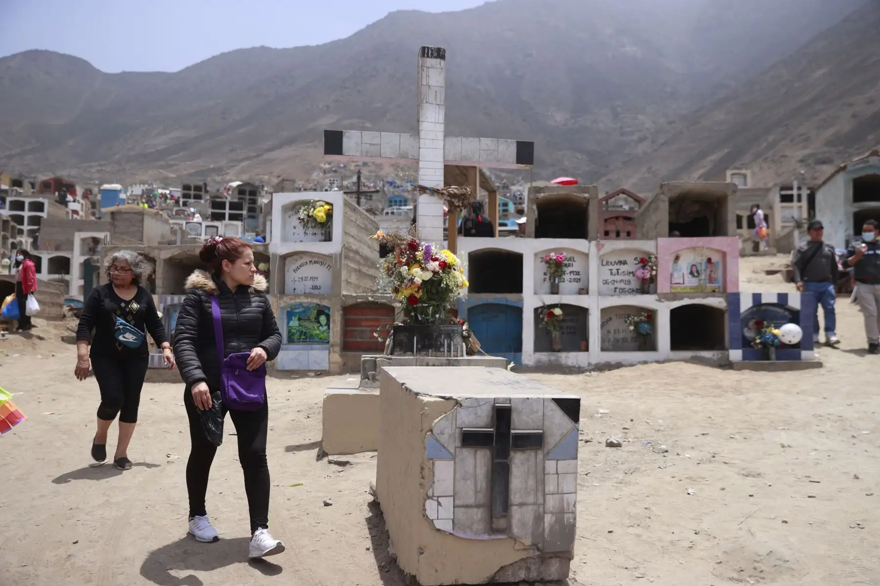 El Día de todos los Santos es una fecha esperada por miles de peruanos para honrar a sus seres queridos que partieron de este mundo, especialmente a quienes lo hicieron tempranamente a causa del covid-19. Foto: ANDINA/ Melina Mejía