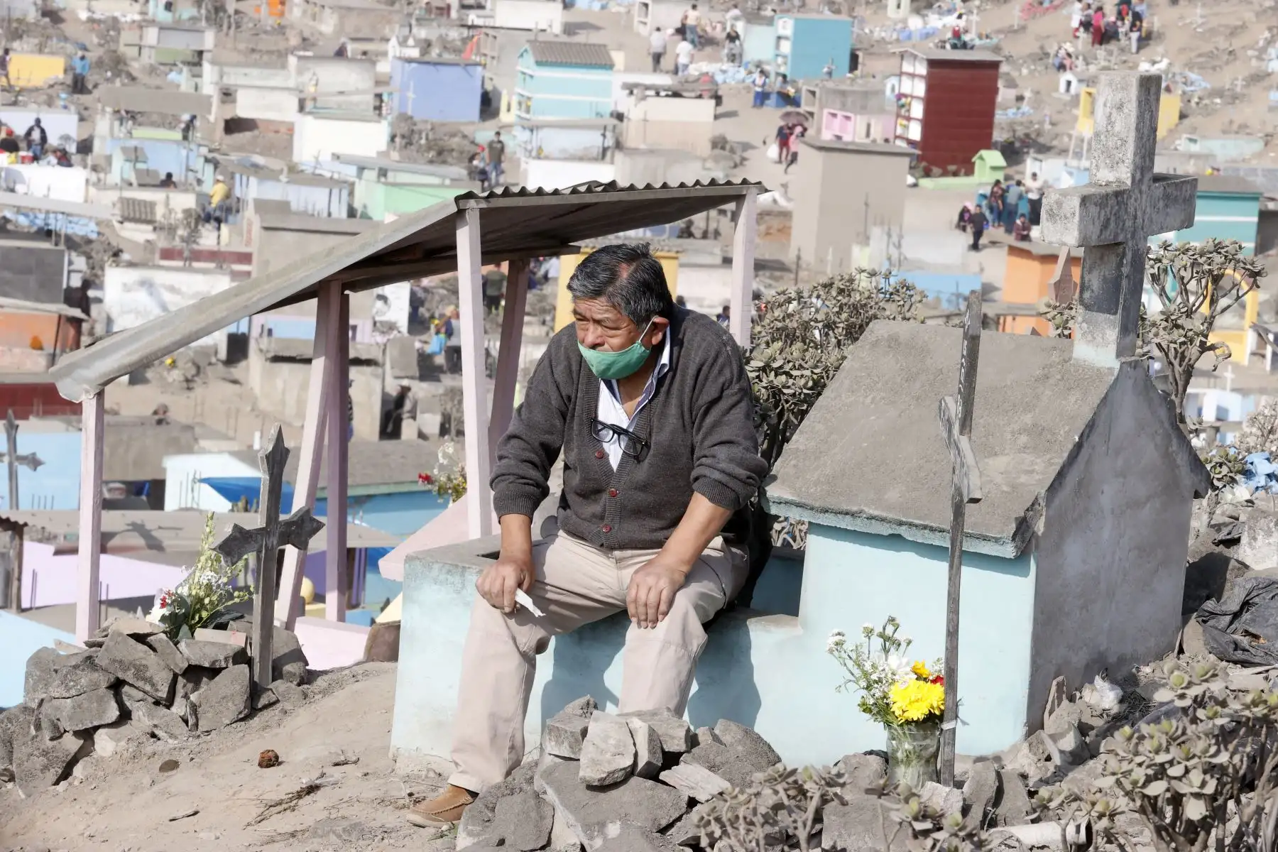 Desde tempranas horas, miles de familias, llegaron al cementerio de Nueva Esperanza en Villa María del Triunfo, para visitar a sus seres queridos durante el feriado por el Día de Todos los Santos. Foto: ANDINA/Vidal Tarqui