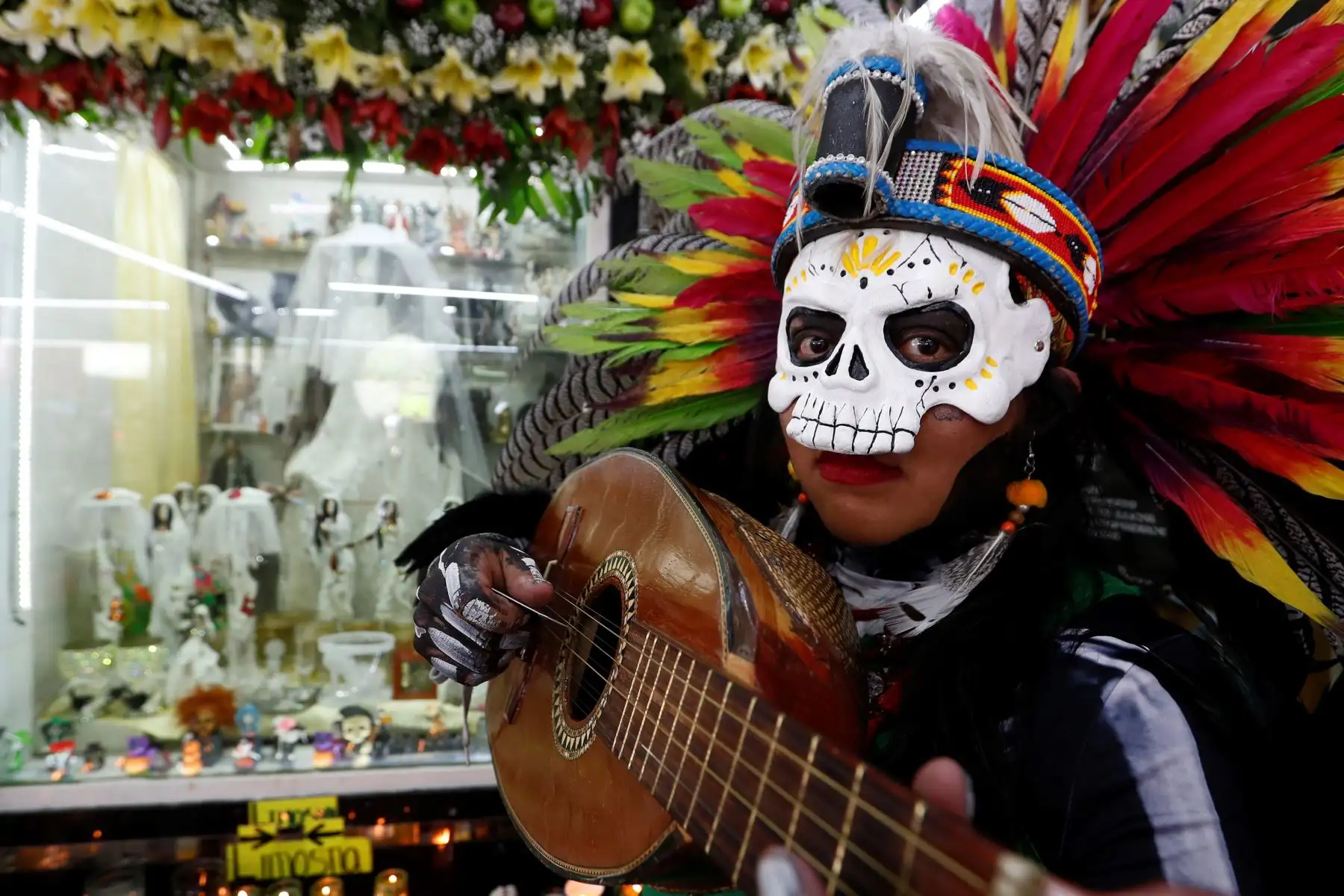 Devotos de la Santa Muerte se dan cita para festejarla con motivo del Día de Muertos, en el barrio de Tepito en la Ciudad de México. Foto: EFE.