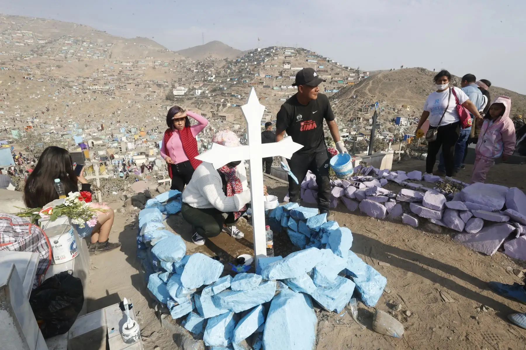 Desde tempranas horas, miles de familias, llegaron al cementerio de Nueva Esperanza en Villa María del Triunfo, para visitar a sus seres queridos durante el feriado por el Día de Todos los Santos. Foto: ANDINA/Vidal Tarqui