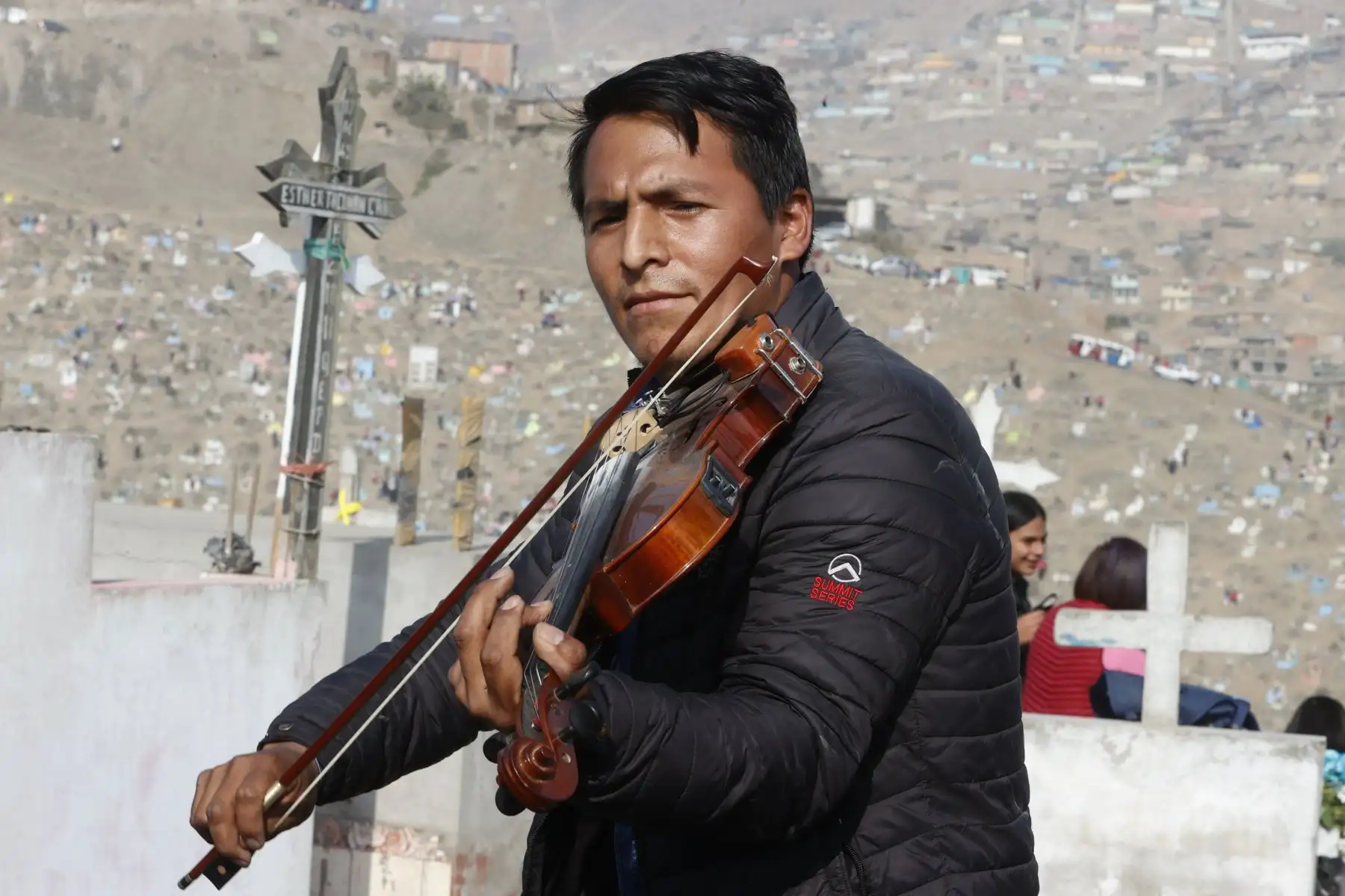 Desde tempranas horas, miles de familias, llegaron al cementerio de Nueva Esperanza en Villa María del Triunfo, para visitar a sus seres queridos durante el feriado por el Día de Todos los Santos. Foto: ANDINA/Vidal Tarqui