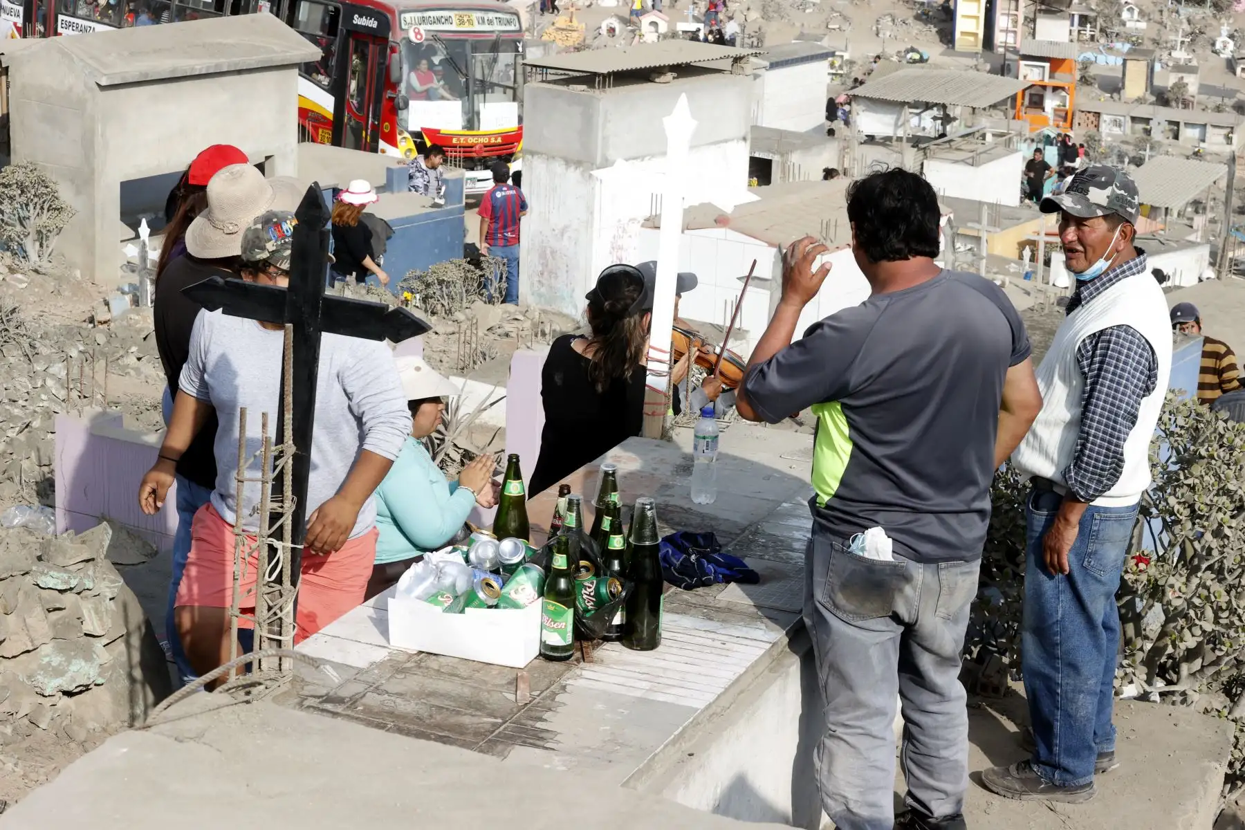 Desde tempranas horas, miles de familias, llegaron al cementerio de Nueva Esperanza en Villa María del Triunfo, para visitar a sus seres queridos durante el feriado por el Día de Todos los Santos. Foto: ANDINA/Vidal Tarqui