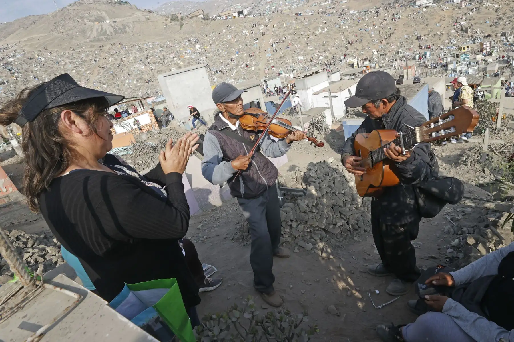Desde tempranas horas, miles de familias, llegaron al cementerio de Nueva Esperanza en Villa María del Triunfo, para visitar a sus seres queridos durante el feriado por el Día de Todos los Santos. Foto: ANDINA/Vidal Tarqui