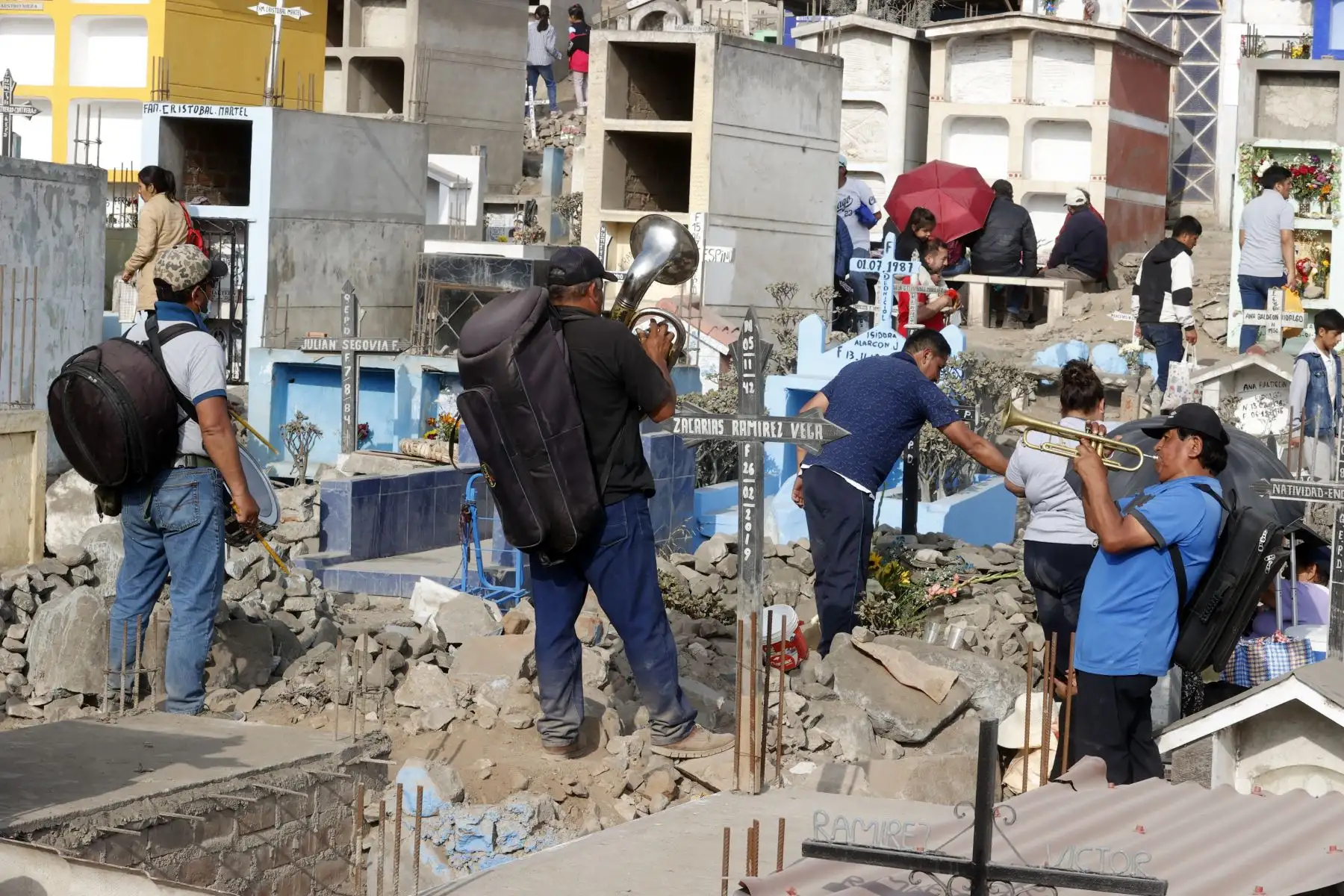 Desde tempranas horas, miles de familias, llegaron al cementerio de Nueva Esperanza en Villa María del Triunfo, para visitar a sus seres queridos durante el feriado por el Día de Todos los Santos. Foto: ANDINA/Vidal Tarqui
