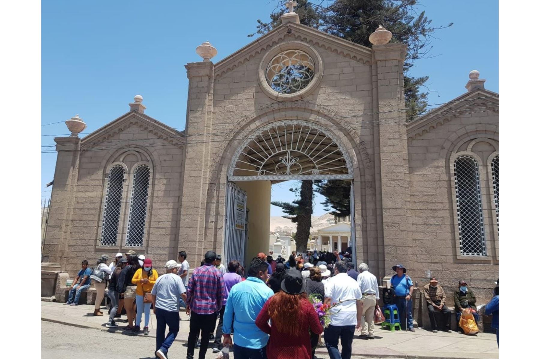 Celebración del Día de Todos los Santos en el Cementerio General de Tacna.