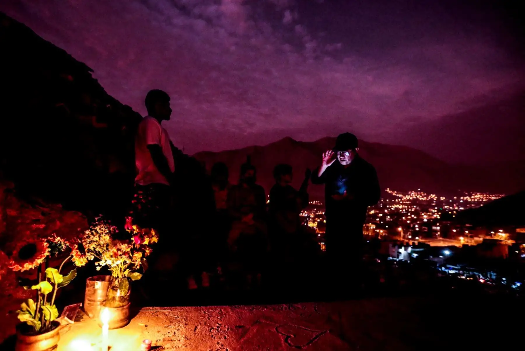 Miles de familias, llegaron al cementerio de Chaclacayo, para visitar a sus seres queridos durante el feriado por el Día de Todos los Santos. Foto: ANDINA/Carlos Lezama Villantoy