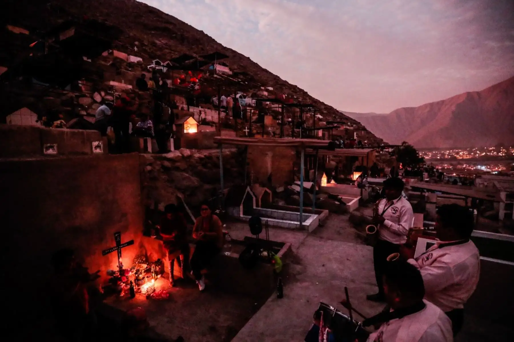 Miles de familias, llegaron al cementerio de Chaclacayo, para visitar a sus seres queridos durante el feriado por el Día de Todos los Santos. Foto: ANDINA/Carlos Lezama Villantoy