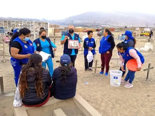 Brigadas de salud de Áncash realizaron sesiones educativas contra el dengue en cementerios de la ciudad de Chimbote. Foto: ANDINA/difusión.