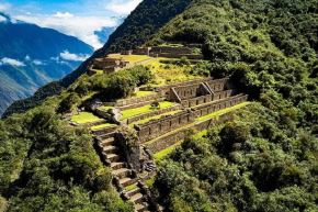 Impresionante por donde se le observe, Choquequirao, el segundo sitio arqueológico peruano más notable después de Machu Picchu, fue elegido recientemente por la prestigiosa publicación internacional National Geographic como uno de los cinco destinos de aventura imperdibles para el turismo mundial.