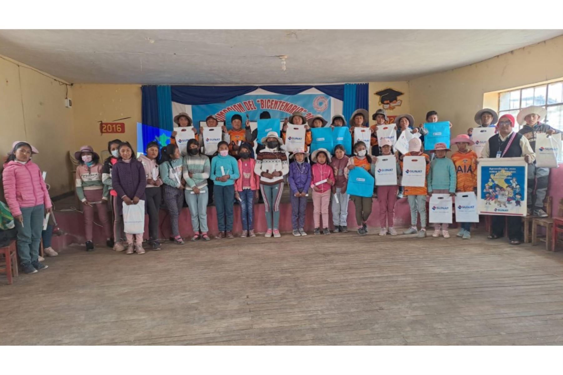 Voluntarios de SUNAT capacitan a escolares de Puno en Aimara