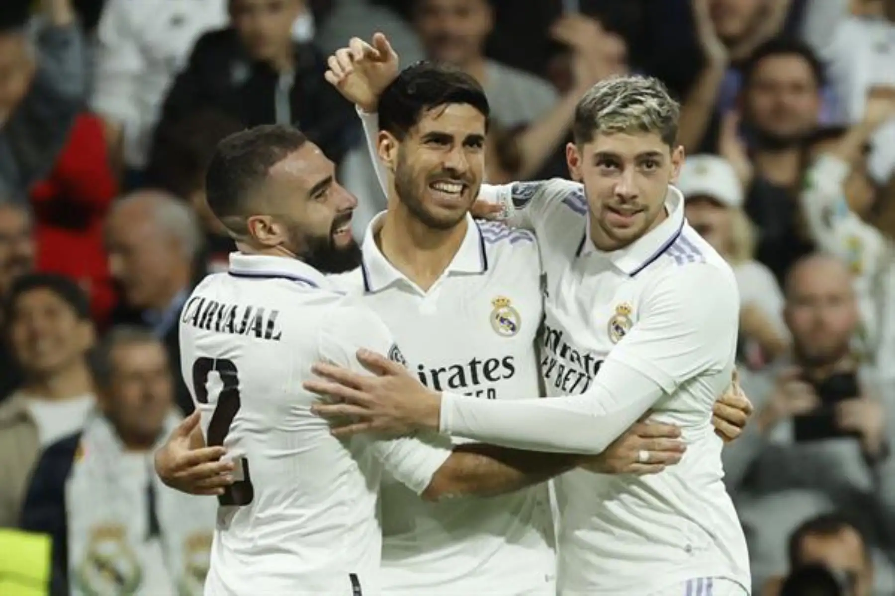 El delantero del Real Madrid Marco Asensio celebra con sus compañeros tras marcar el 3-0 durante el encuentro del grupo F de la UEFA Liga de Campeones entre el Real Madrid y el Celtic de Glasgow, este miércoles en el Santiago Bernabéu en Madrid. Foto: EFE