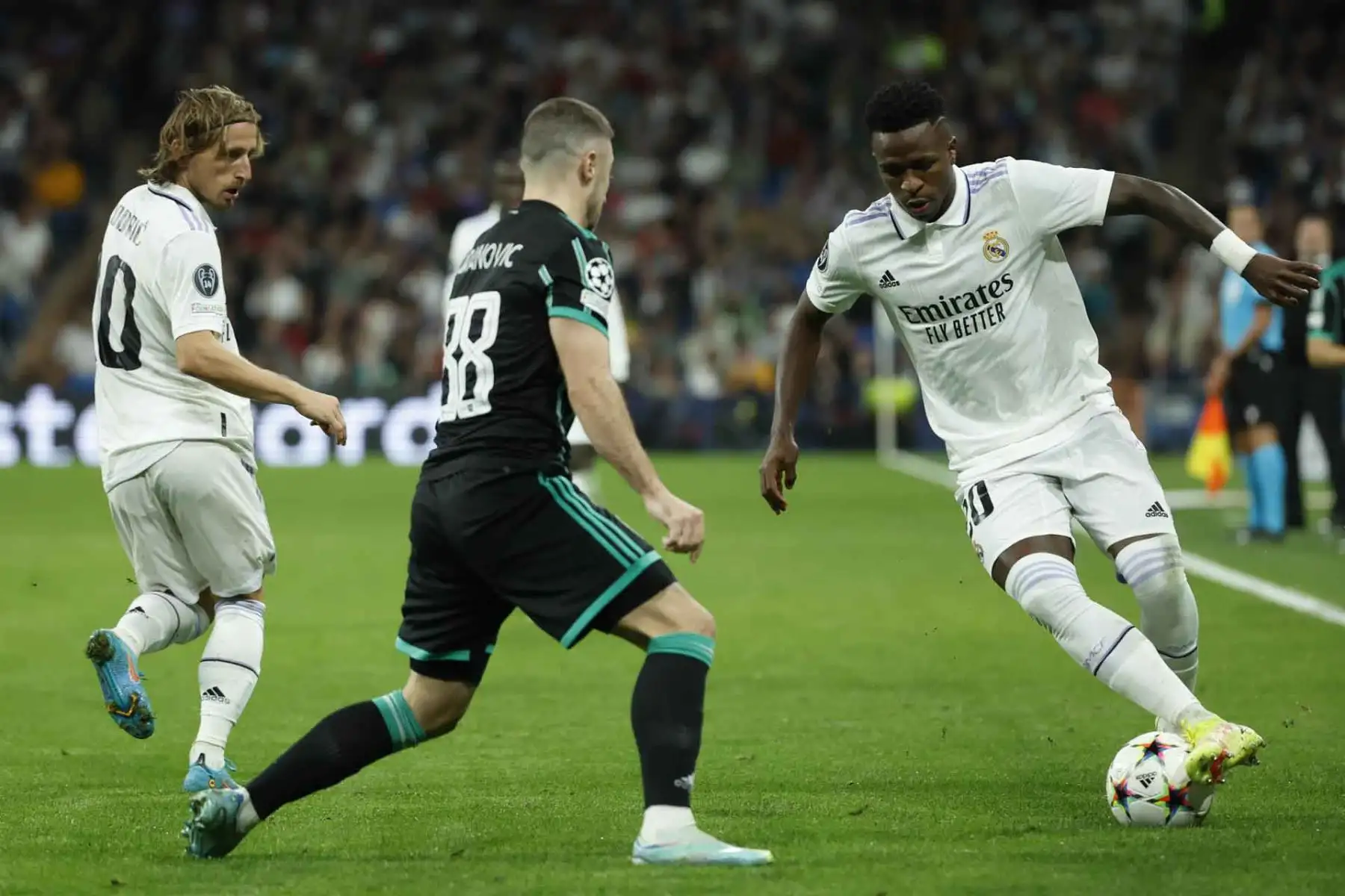 El delantero brasileño del Real Madrid Vinícius Jr. disputa el balón ante el defensa croata del Celtic Josip Juranović, durante el encuentro del grupo F de la UEFA Liga de Campeones entre el Real Madrid y el Celtic de Glasgow, este miércoles en el Santiago Bernabéu en Madrid. Foto: EFE
