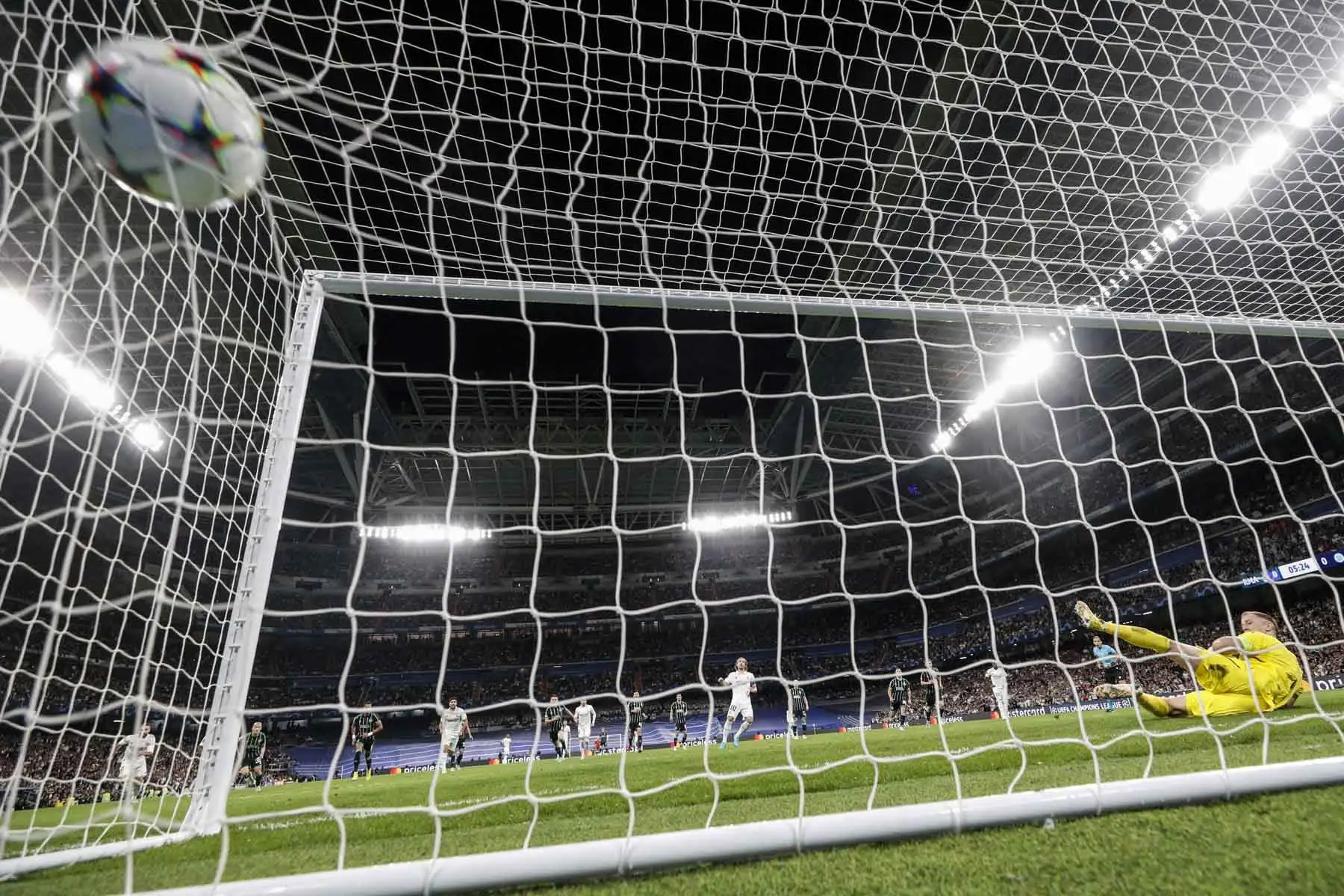 El centrocampista croata del Real Madrid Luka Modric, marca el 1-0 desde el punto de penalti durante el encuentro del grupo F de la UEFA Liga de Campeones entre el Real Madrid y el Celtic de Glasgow, este miércoles en el Santiago Bernabéu en Madrid. Foto: EFE