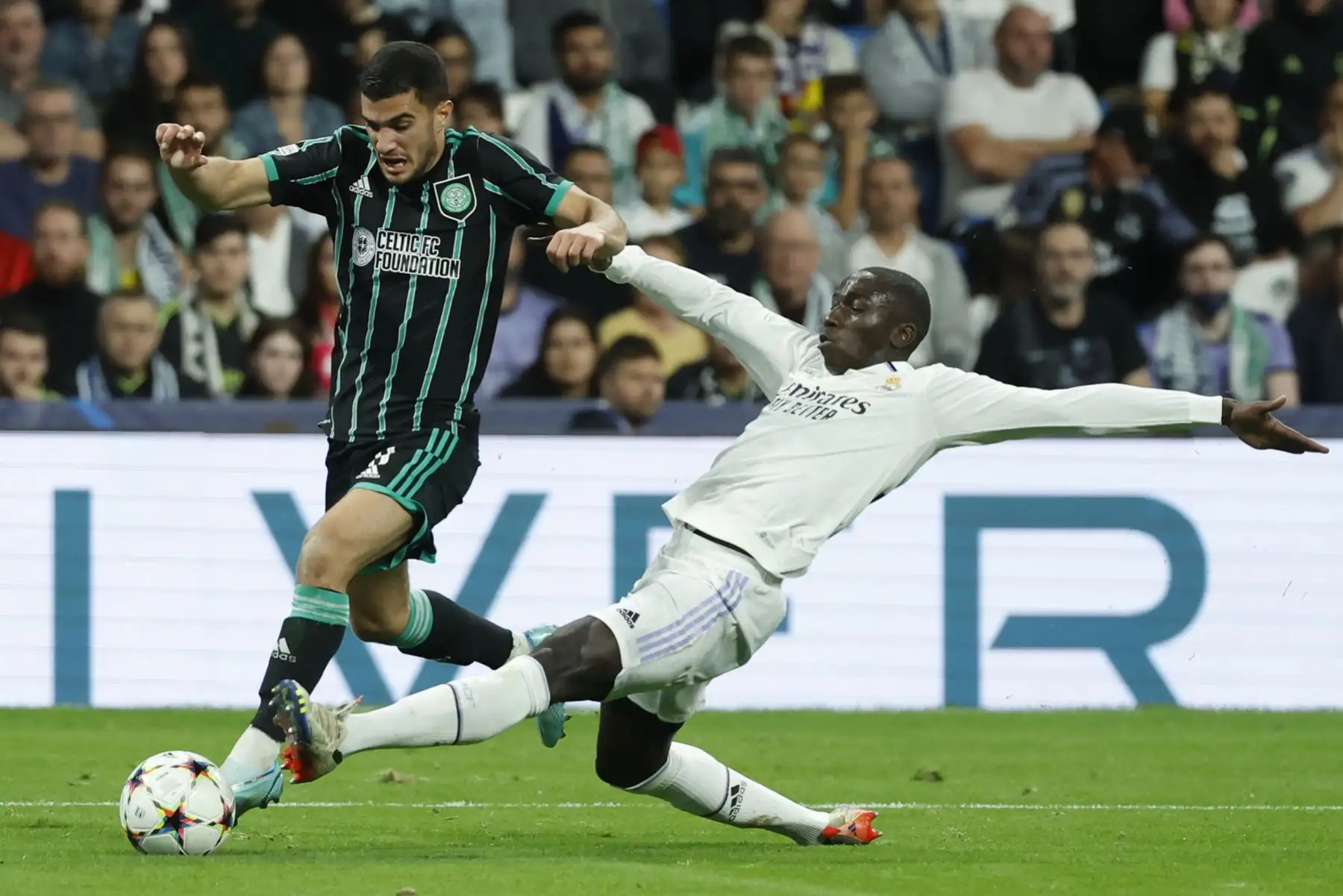 El defensa francés del Real Madrid Ferland Mendy lucha con Liel Abada, del Celtic de Glasgow, durante el encuentro del grupo F de la UEFA Liga de Campeones entre el Real Madrid y el Celtic de Glasgow, este miércoles en el Santiago Bernabéu en Madrid. Foto: EFE