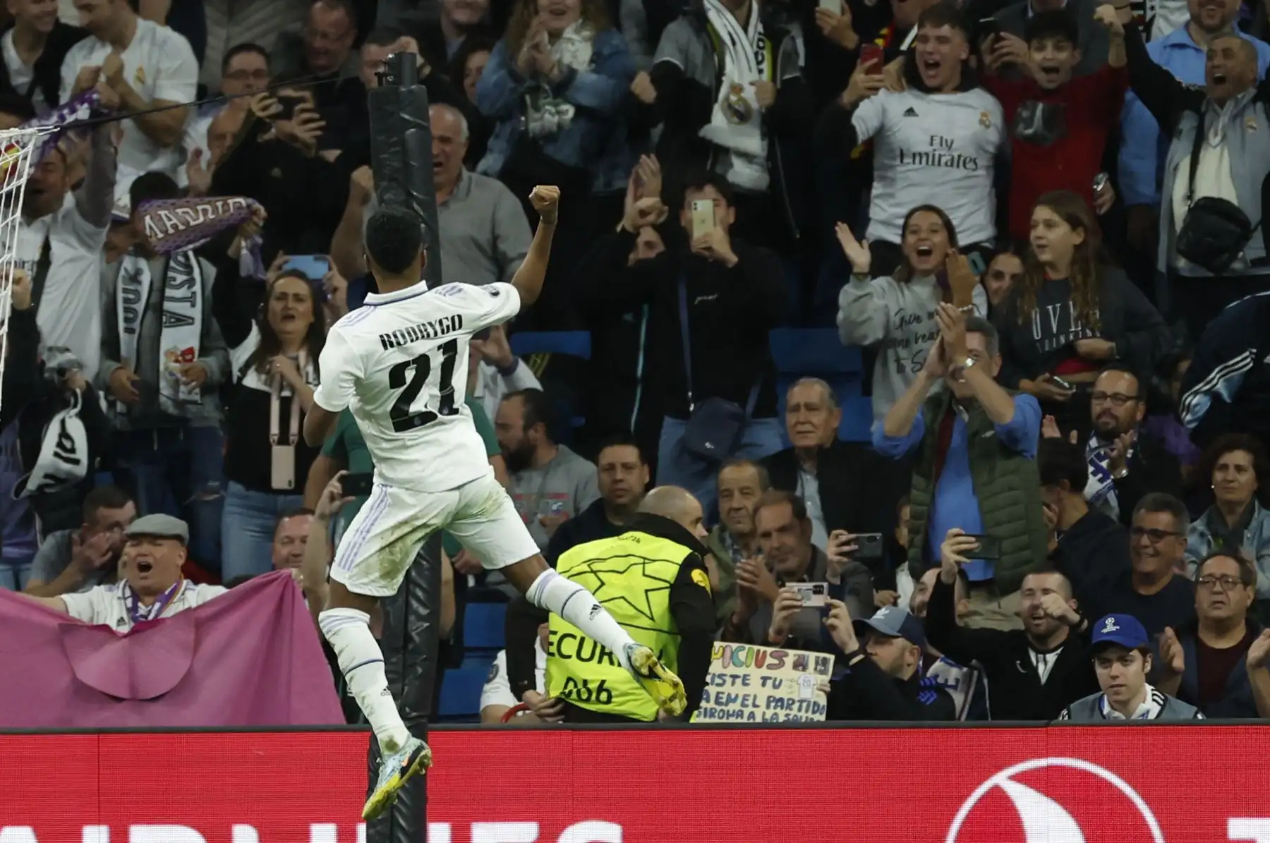 El delantero brasileño del Real Madrid Rodrygo Goes celebra tras marcar el 2-0 desde el punto de penalti durante el encuentro del grupo F de la UEFA Liga de Campeones entre el Real Madrid y el Celtic de Glasgow, este miércoles en el Santiago Bernabéu en Madrid. Foto: EFE
