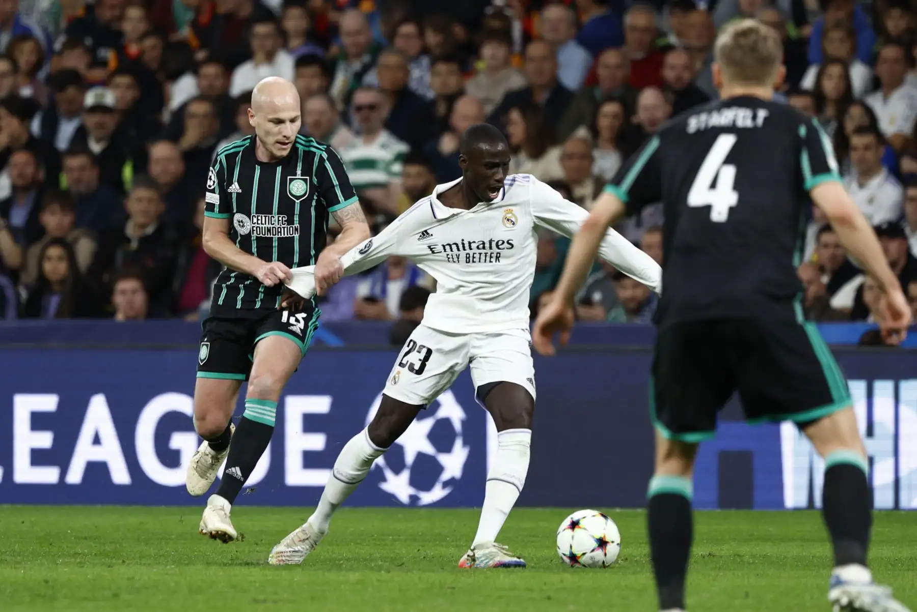El defensa francés del Real Madrid Ferland Mendy intenta escaparse de Aaron Mooy, del Celtic de Glasgow, durante el encuentro del grupo F de la UEFA Liga de Campeones entre el Real Madrid y el Celtic de Glasgow, este miércoles en el Santiago Bernabéu en Madrid. Foto: EFE