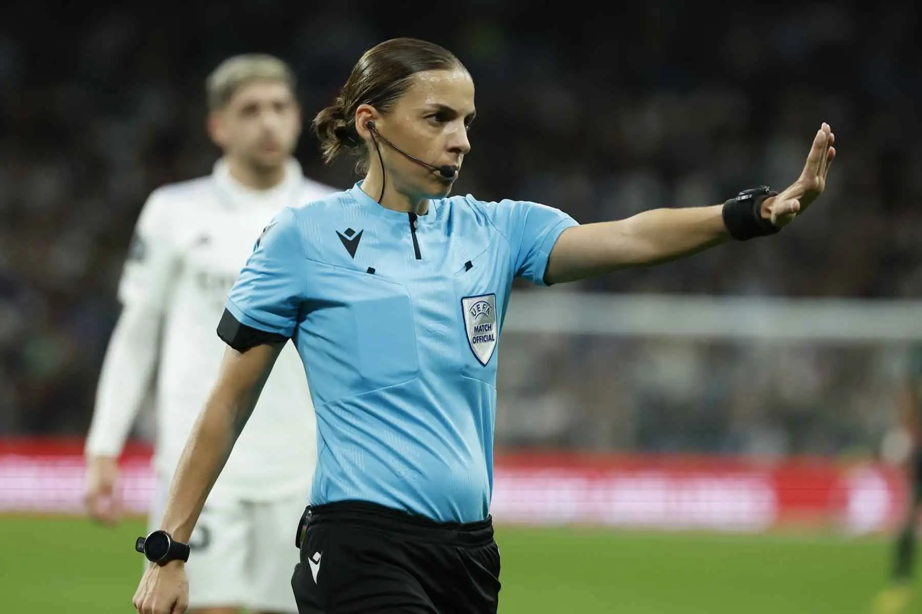La árbitra francesa Stéphanie Frappart durante el encuentro del grupo F de la UEFA Liga de Campeones entre el Real Madrid y el Celtic de Glasgow, este miércoles en el Santiago Bernabéu en Madrid. Foto: EFE