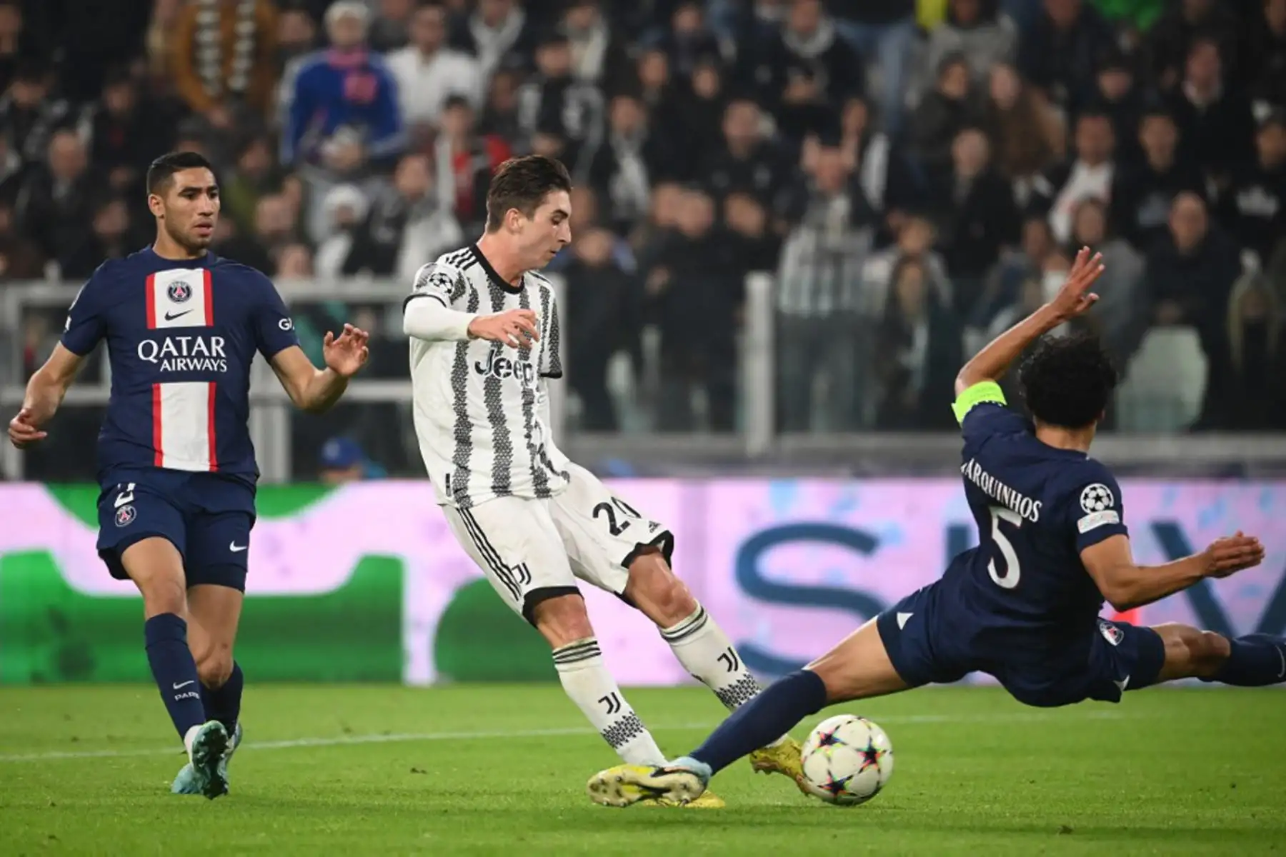 El centrocampista italiano de la Juventus, Fabio Miretti, intenta marcar durante la primera ronda de la Liga de Campeones de la UEFA, día 6, partido de fútbol del grupo H entre la Juventus de Turín y el Paris Saint-Germain

Foto: AFP