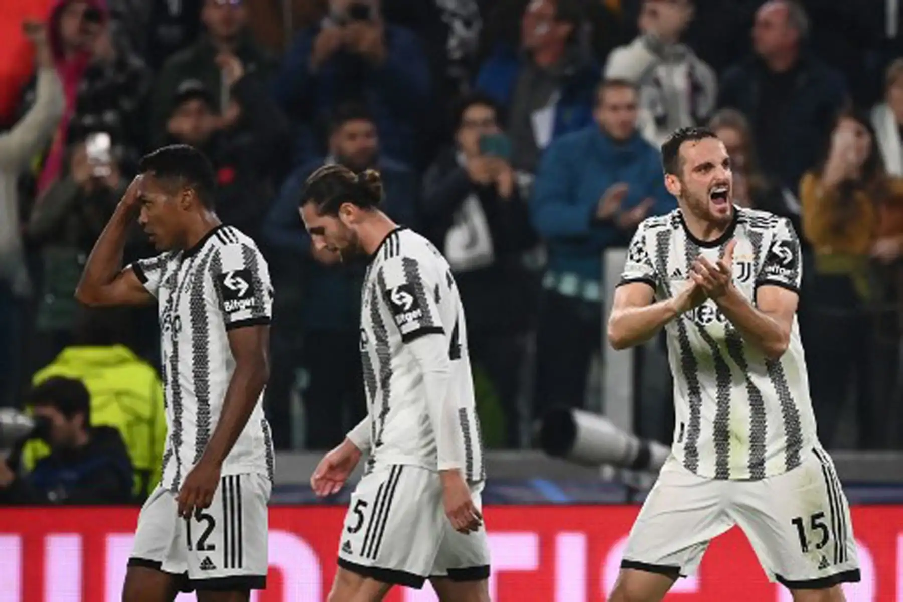 Los jugadores de la Juventus y el defensor italiano de la Juventus, Federico Gatti (R), celebran después de marcar un gol durante la primera ronda de la Liga de Campeones de la UEFA, día 6, grupo H, partido de fútbol entre la Juventus de Turín y el Paris Saint-Germain 

Foto: AFP