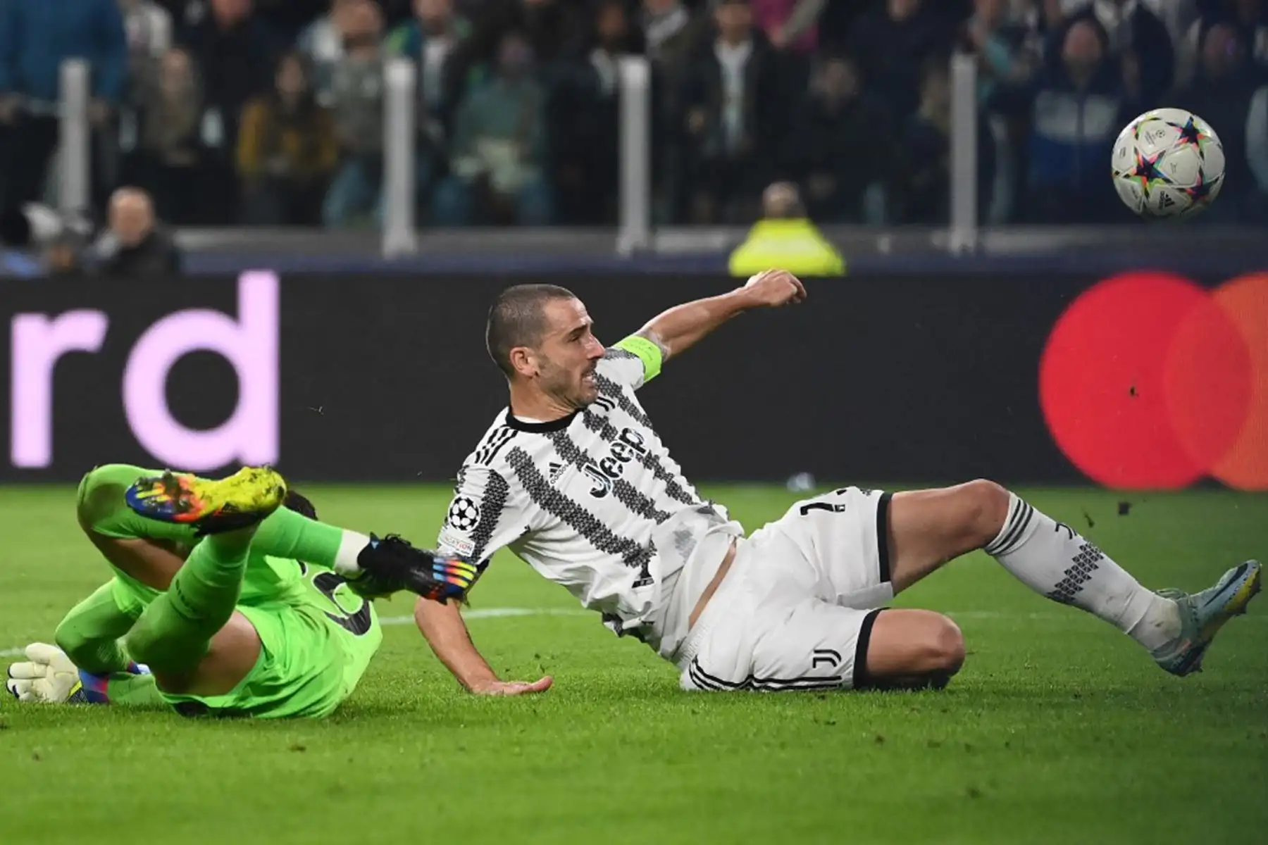 El defensor italiano de la Juventus, Leonardo Bonucci, patea el balón y anota durante la primera ronda de la Liga de Campeones de la UEFA, día 6, partido de fútbol del grupo H entre la Juventus de Turín y el Paris Saint-Germain.

Foto:AFP