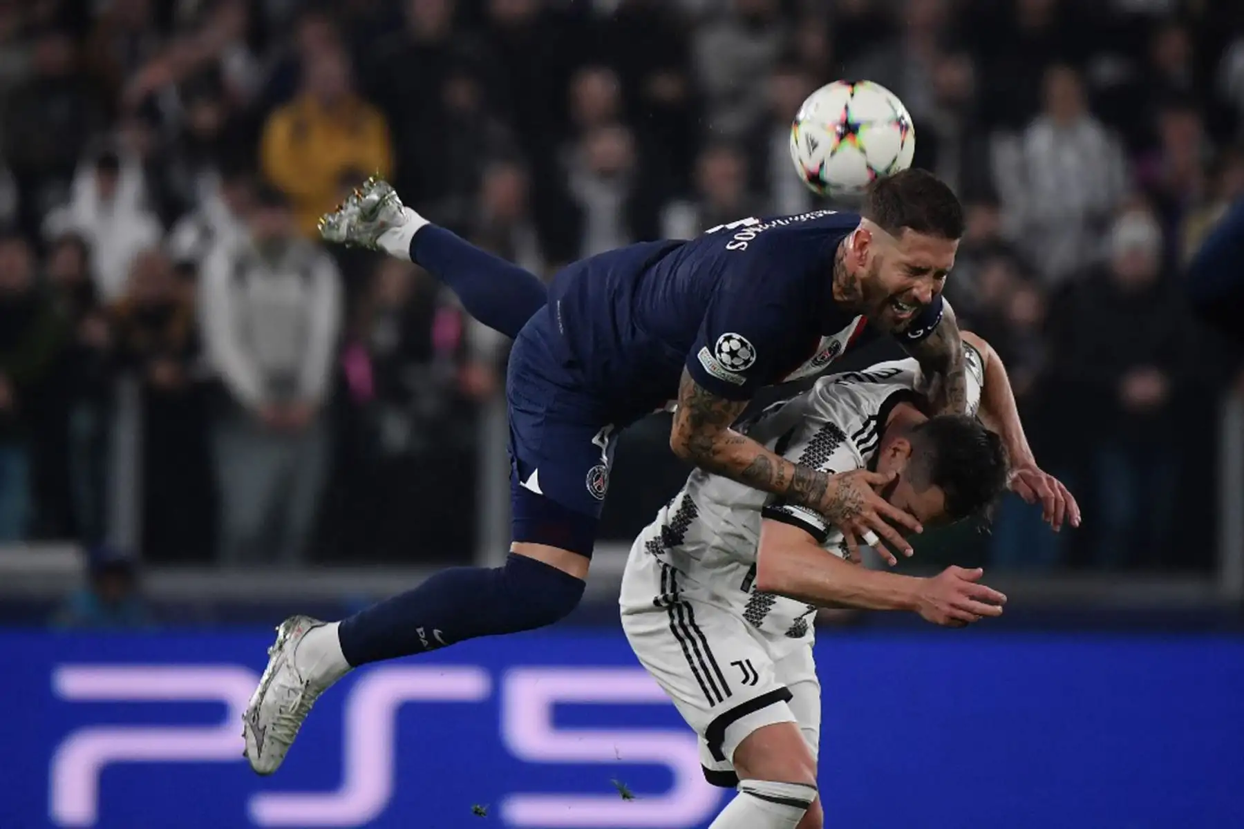 Sergio Ramos, defensor español del Paris Saint-Germain, lucha por el balón durante la primera ronda de la Liga de Campeones de la UEFA, día 6, partido de fútbol del grupo H entre la Juventus de Turín y el Paris Saint-Germain

Foto:AFP
