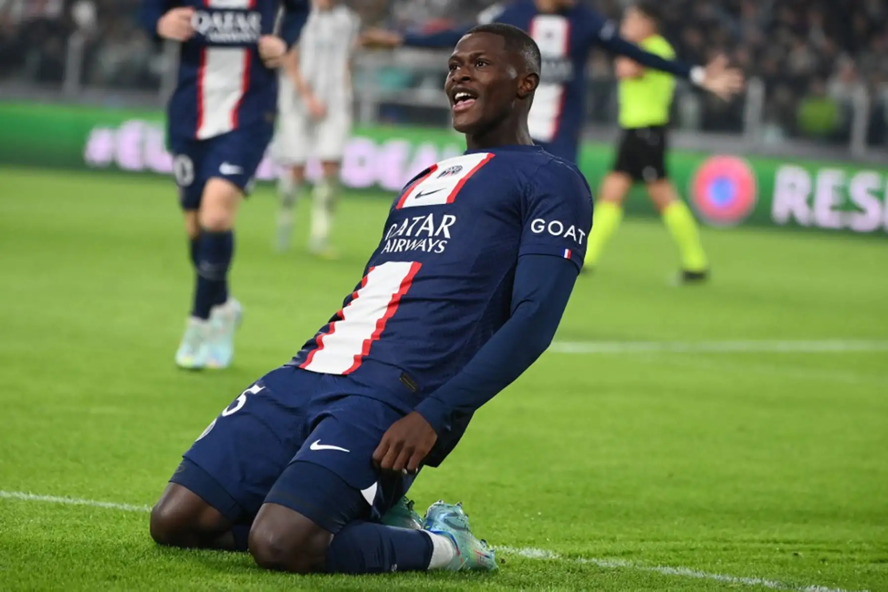 El defensa portugués del Paris Saint-Germain, Nuno Mendes, celebra marcar el segundo gol de su equipo durante la primera ronda de la Liga de Campeones de la UEFA, día 6, partido de fútbol del grupo H entre la Juventus de Turín y el Paris Saint-Germain

Foto:AFP