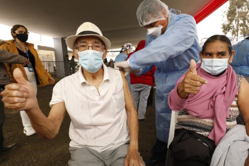 El CDC Perú recomienda que los adultos mayores y las personas con comorbilidades completen su vacunación contra la el virus del SARS-CoV-2 con la tercera o cuarta dosis.
