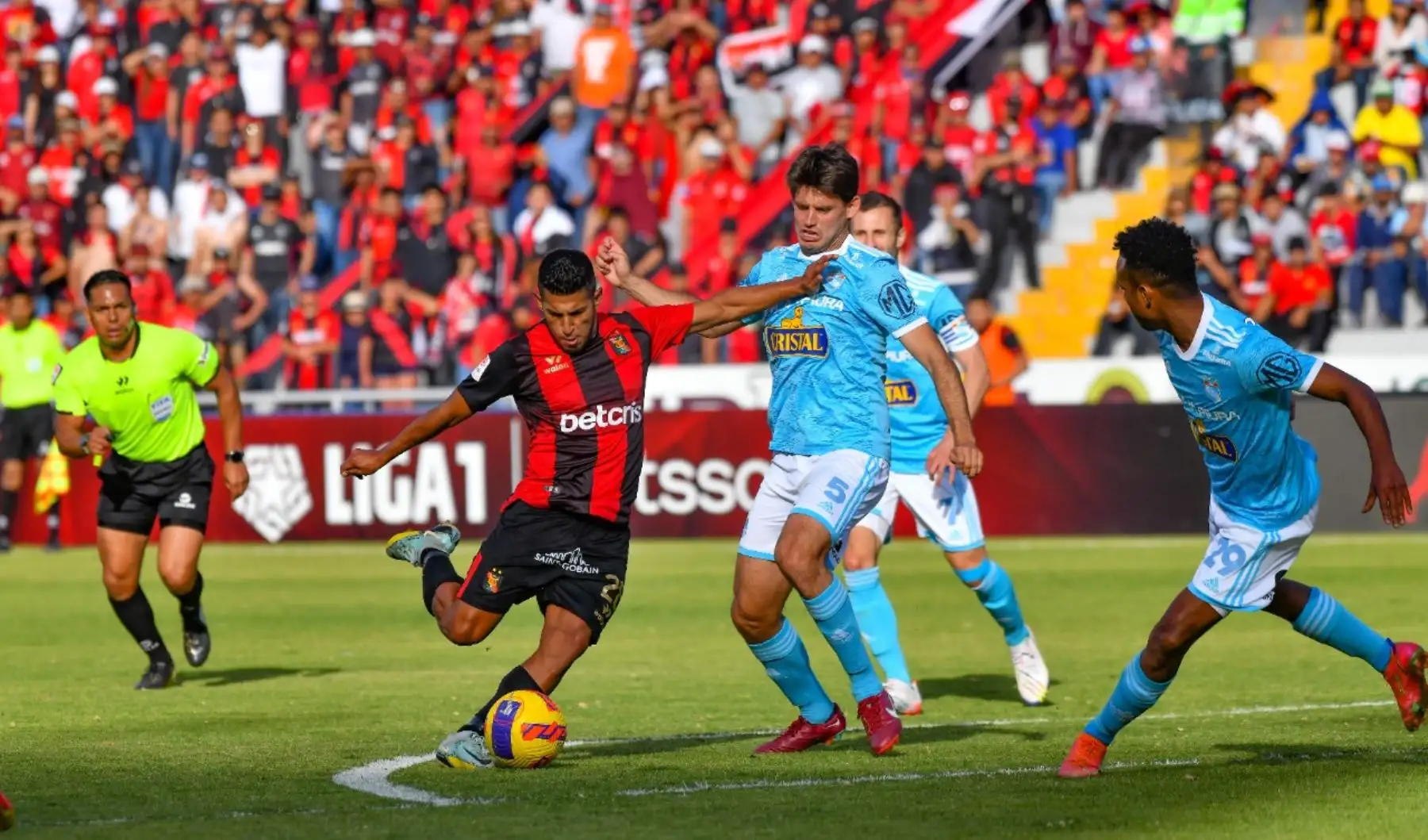 Melgar FC derrotó 2 a 0 a Sporting Cristal en partido de ida en Arequipa.

Foto:Cortesía Diego Ramos