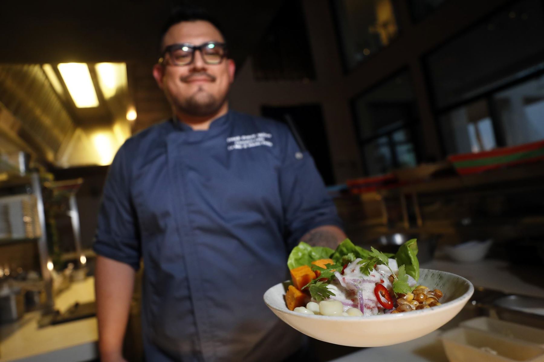 El peruano Frank Ponce, chef de La Mar, en Doha, muestra una de las propuestas de la cebichería peruana de Gastón Acurio que se encuentra en el Hotel Intercontinental de la capital catarí con más de una treintena de platos de fusión y tradición.