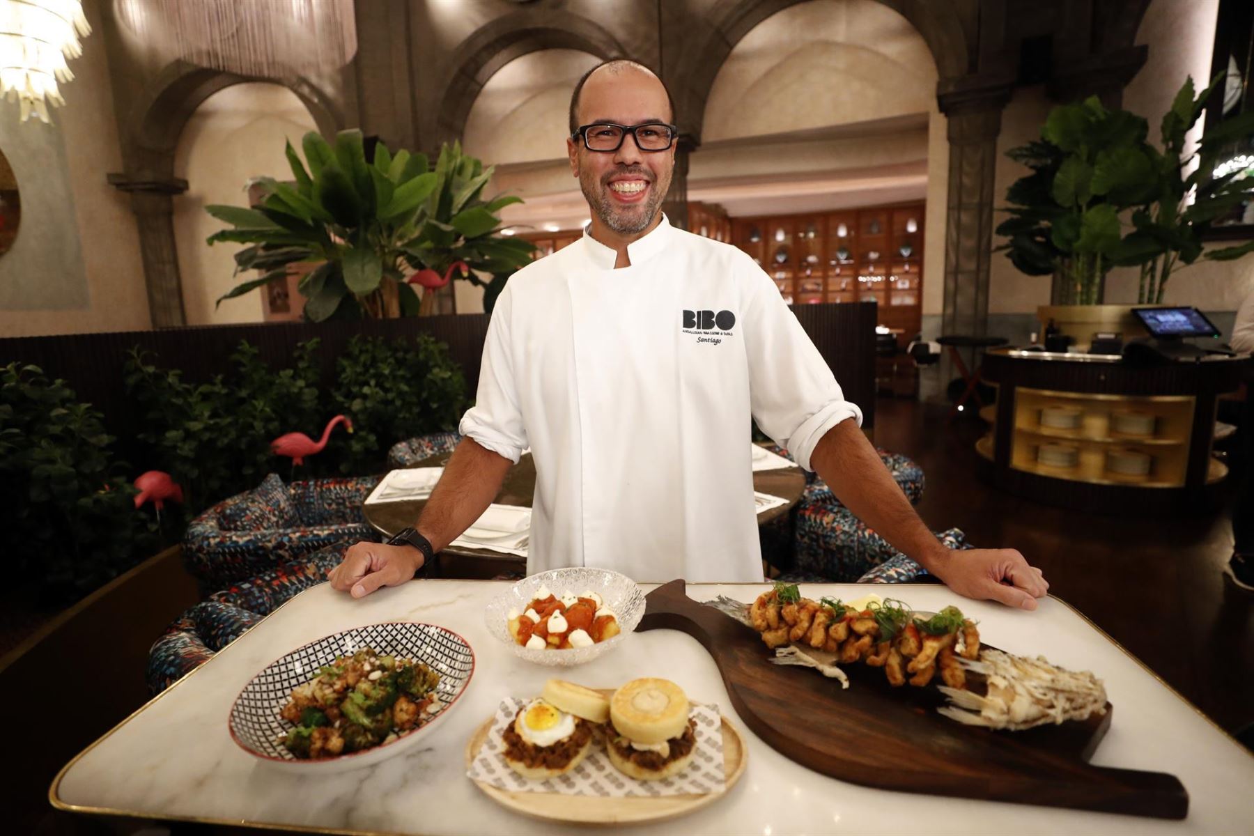 El chef Santiago Guerrero se hace cargo desde hace 3 años de la cocina de BiBo, local del chef estrella Michelin español Dani García, ubicado en el hotel St. Regis de Doha triunfa con sus croquetas de choco y de puchero, la tortilla de patatas, las patatas bravas con un toque especia.