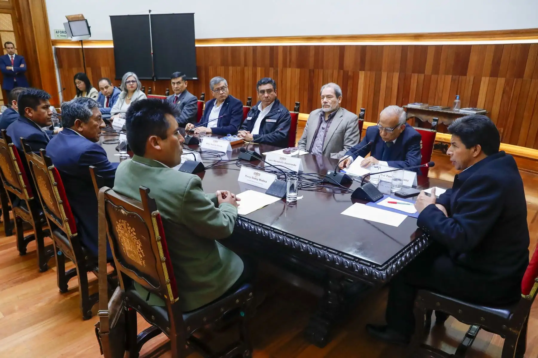 El presidente Pedro Castillo recibe en Palacio de Gobierno a un grupo de gobernadores regionales electos tras los comicios del pasado 2 de octubre. Foto: ANDINA/ Prensa Presidencia