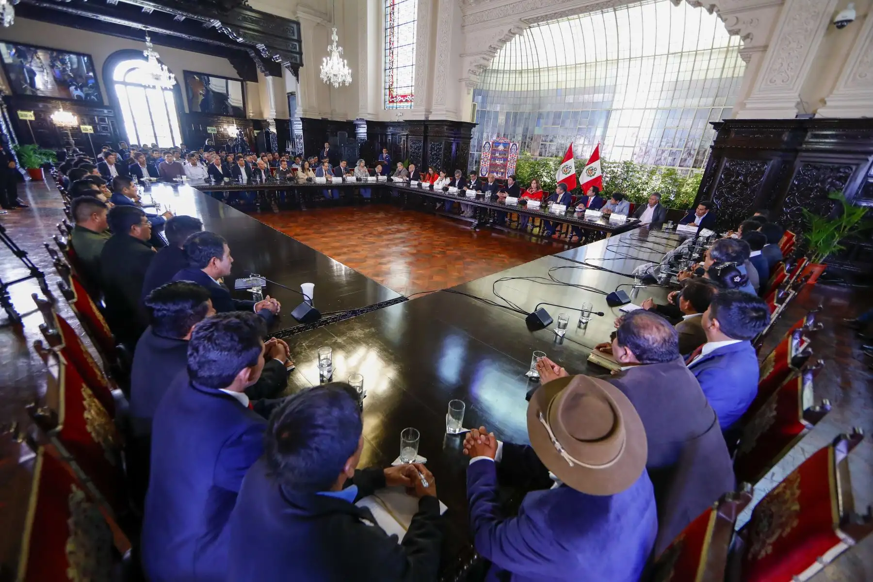 Presidente Pedro Castillo se reúne con autoridades electas de la región Ayacucho: alcaldes distritales, alcaldes provinciales y gobernador regional.

Foto: ANDINA/Prensa Presidencia