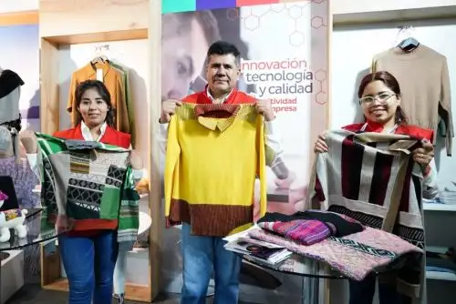La XV ExpoTextil 2022, feria internacional más importante para proveedores de la cadena textil, abrió sus puertas teniendo entre sus principales atracciones prendas 100% de alpaca con tintes naturales a base de cúrcuma, cebolla, cochinilla, entre otros, que han sido elaborados bajo el soporte especializado del CITEtextil Camélidos Arequipa.