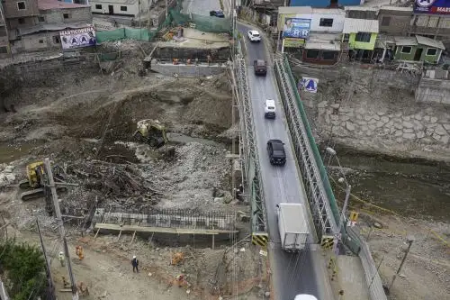 Desde el medio día se reabrirá puente que había sido cerrado para la colocación de las estructuras. Foto: ANDINA/Difusión
