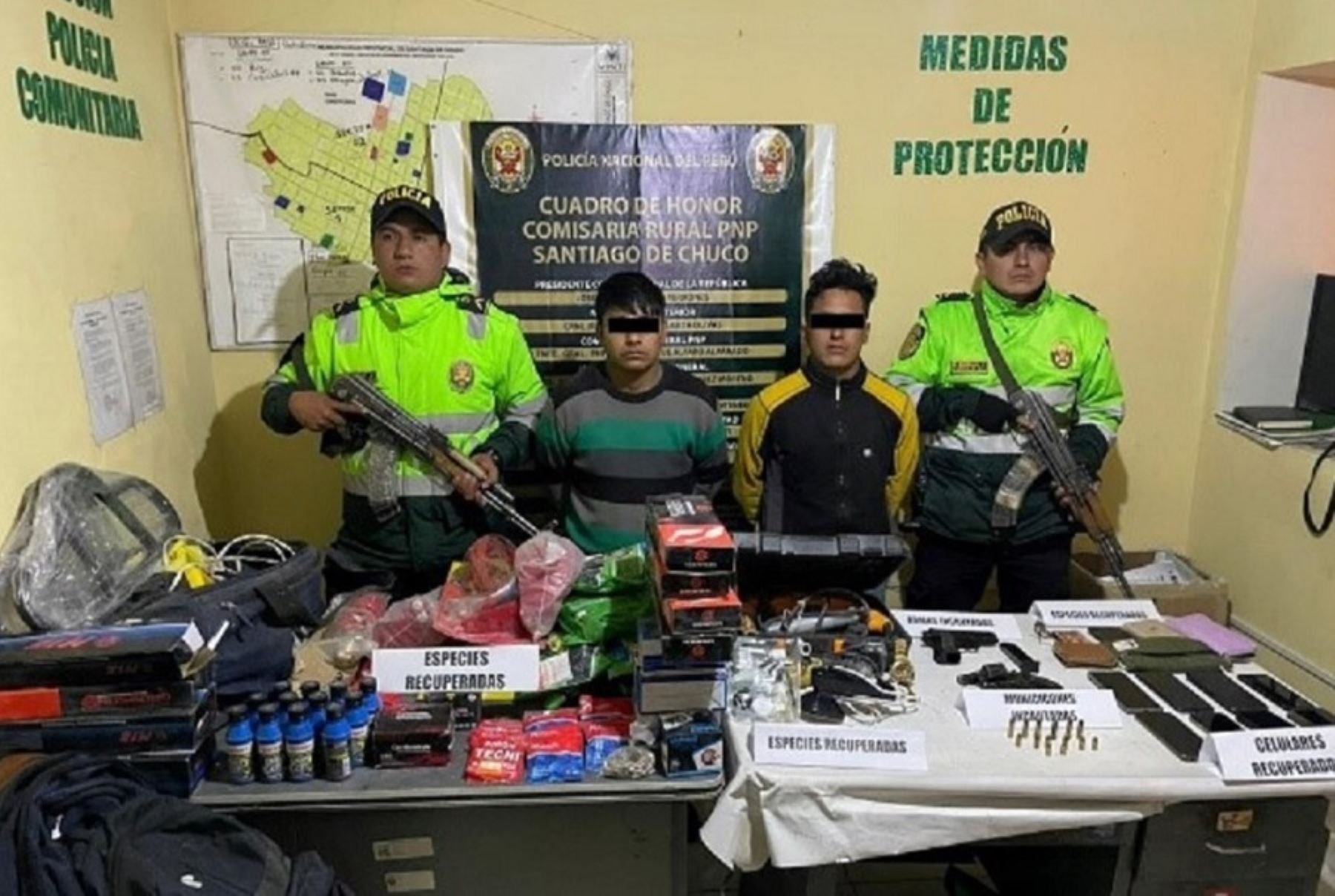 Dos sujetos que presuntamente se dedicaban a robar a ciudadanos y familias en el distrito de Quiruvilca, provincia de Santiago de Chuco, región La Libertad, fueron detenidas por agentes de la comisaría del sector.