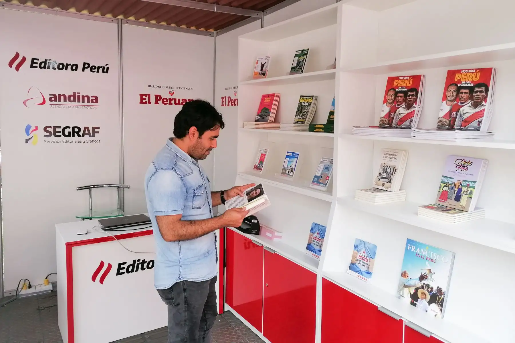 Stand de Editora Perú en la Feria del Libro Ricardo Palma en el Parque Kennedy de Miraflores. Foto: ANDINA/Renato Pajuelo
