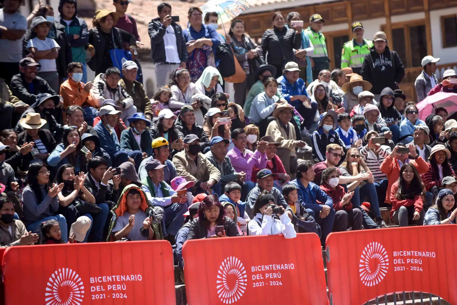 Con la plaza de Armas de Cusco como escenario, la población cusqueña recordó la gesta revolucionaria que lideraron Túpac Amaru II y Micaela Bastidas, la cual sentó las bases para continuar el proceso emancipador en América a inicios del siglo XIX. Se escenificó la emboscada y captura del corregidor español Antonio de Arriaga, y hubo una presentación especial a cargo de la compañía histórica “Micaela Bastidas Puyucahua”, integrada por personal del servicio militar femenino del Ejército. Foto: Proyecto Especial Bicentenario