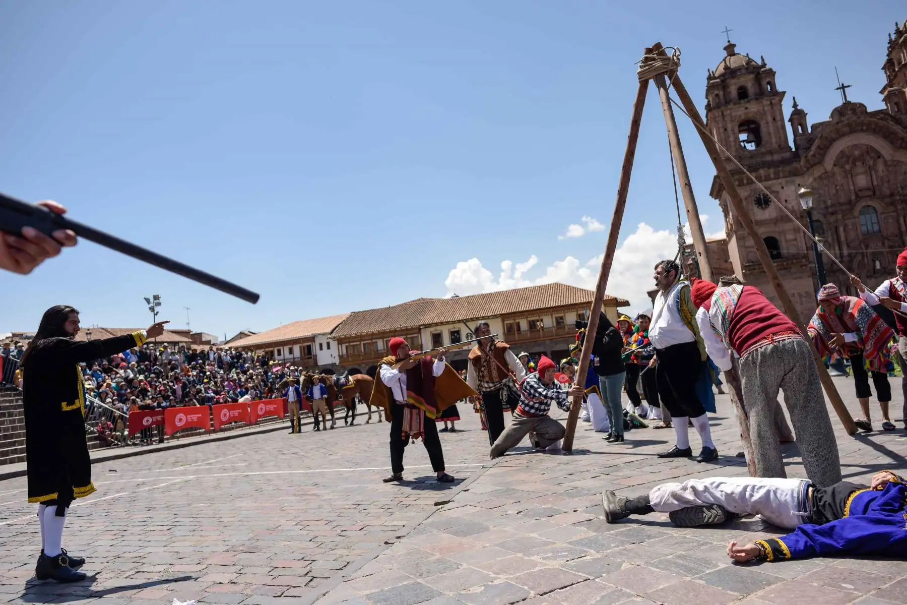 Con la plaza de Armas de Cusco como escenario, la población cusqueña recordó la gesta revolucionaria que lideraron Túpac Amaru II y Micaela Bastidas, la cual sentó las bases para continuar el proceso emancipador en América a inicios del siglo XIX. Se escenificó la emboscada y captura del corregidor español Antonio de Arriaga, y hubo una presentación especial a cargo de la compañía histórica “Micaela Bastidas Puyucahua”, integrada por personal del servicio militar femenino del Ejército. Foto: Proyecto Especial Bicentenario