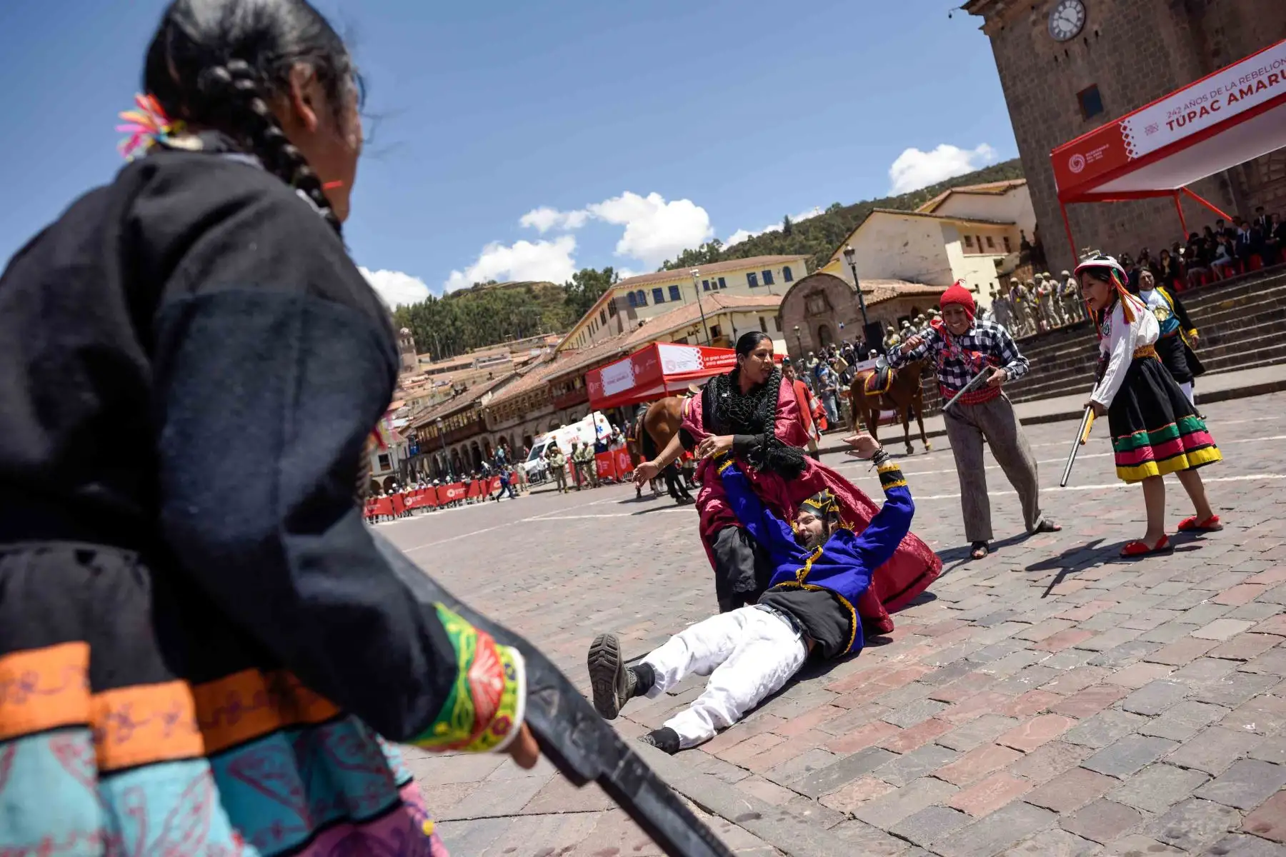 Con la plaza de Armas de Cusco como escenario, la población cusqueña recordó la gesta revolucionaria que lideraron Túpac Amaru II y Micaela Bastidas, la cual sentó las bases para continuar el proceso emancipador en América a inicios del siglo XIX. Se escenificó la emboscada y captura del corregidor español Antonio de Arriaga, y hubo una presentación especial a cargo de la compañía histórica “Micaela Bastidas Puyucahua”, integrada por personal del servicio militar femenino del Ejército. Foto: Proyecto Especial Bicentenario