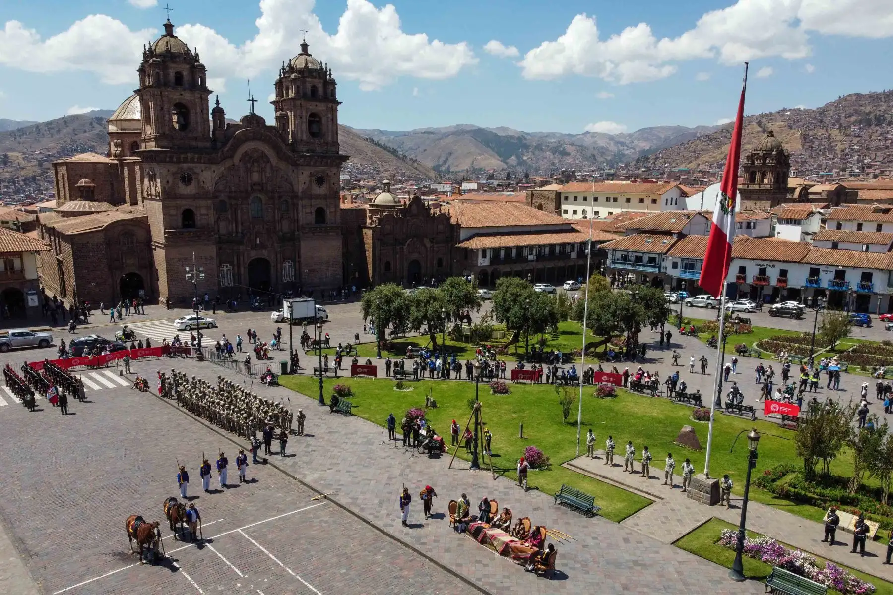 Con la plaza de Armas de Cusco como escenario, la población cusqueña recordó la gesta revolucionaria que lideraron Túpac Amaru II y Micaela Bastidas, la cual sentó las bases para continuar el proceso emancipador en América a inicios del siglo XIX. Se escenificó la emboscada y captura del corregidor español Antonio de Arriaga, y hubo una presentación especial a cargo de la compañía histórica “Micaela Bastidas Puyucahua”, integrada por personal del servicio militar femenino del Ejército. Foto:Proyecto Especial Bicentenario