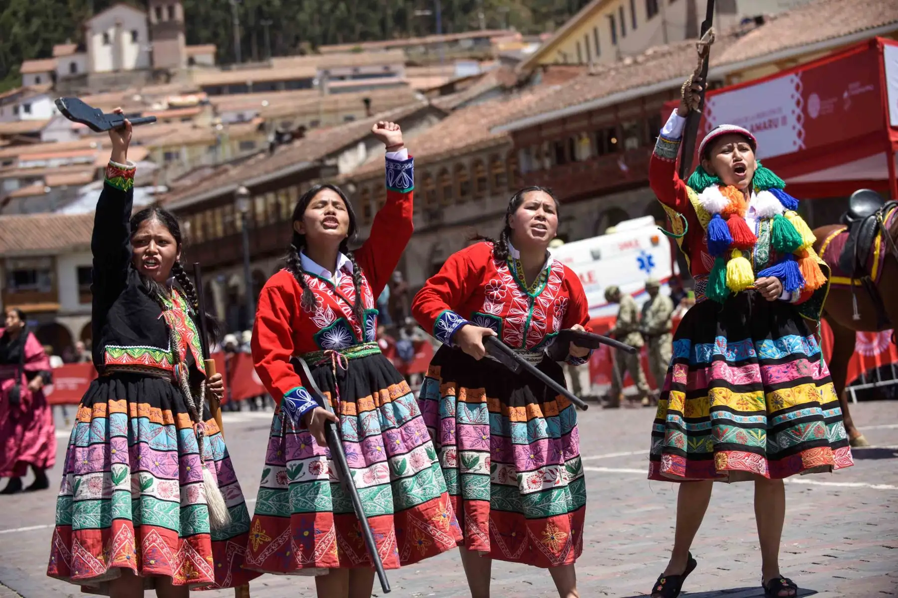 Con la plaza de Armas de Cusco como escenario, la población cusqueña recordó la gesta revolucionaria que lideraron Túpac Amaru II y Micaela Bastidas, la cual sentó las bases para continuar el proceso emancipador en América a inicios del siglo XIX. Se escenificó la emboscada y captura del corregidor español Antonio de Arriaga, y hubo una presentación especial a cargo de la compañía histórica “Micaela Bastidas Puyucahua”, integrada por personal del servicio militar femenino del Ejército. Foto: Proyecto Especial Bicentenario