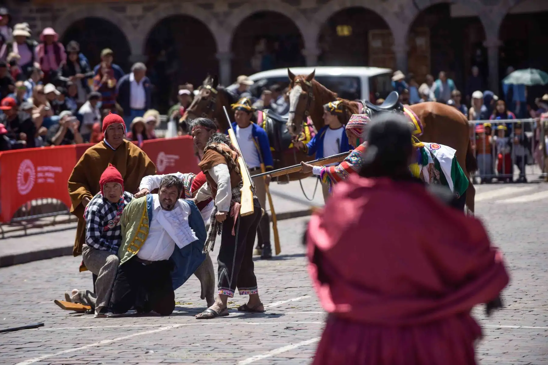 Con la plaza de Armas de Cusco como escenario, la población cusqueña recordó la gesta revolucionaria que lideraron Túpac Amaru II y Micaela Bastidas, la cual sentó las bases para continuar el proceso emancipador en América a inicios del siglo XIX. Se escenificó la emboscada y captura del corregidor español Antonio de Arriaga, y hubo una presentación especial a cargo de la compañía histórica “Micaela Bastidas Puyucahua”, integrada por personal del servicio militar femenino del Ejército. Foto: Proyecto Especial Bicentenario