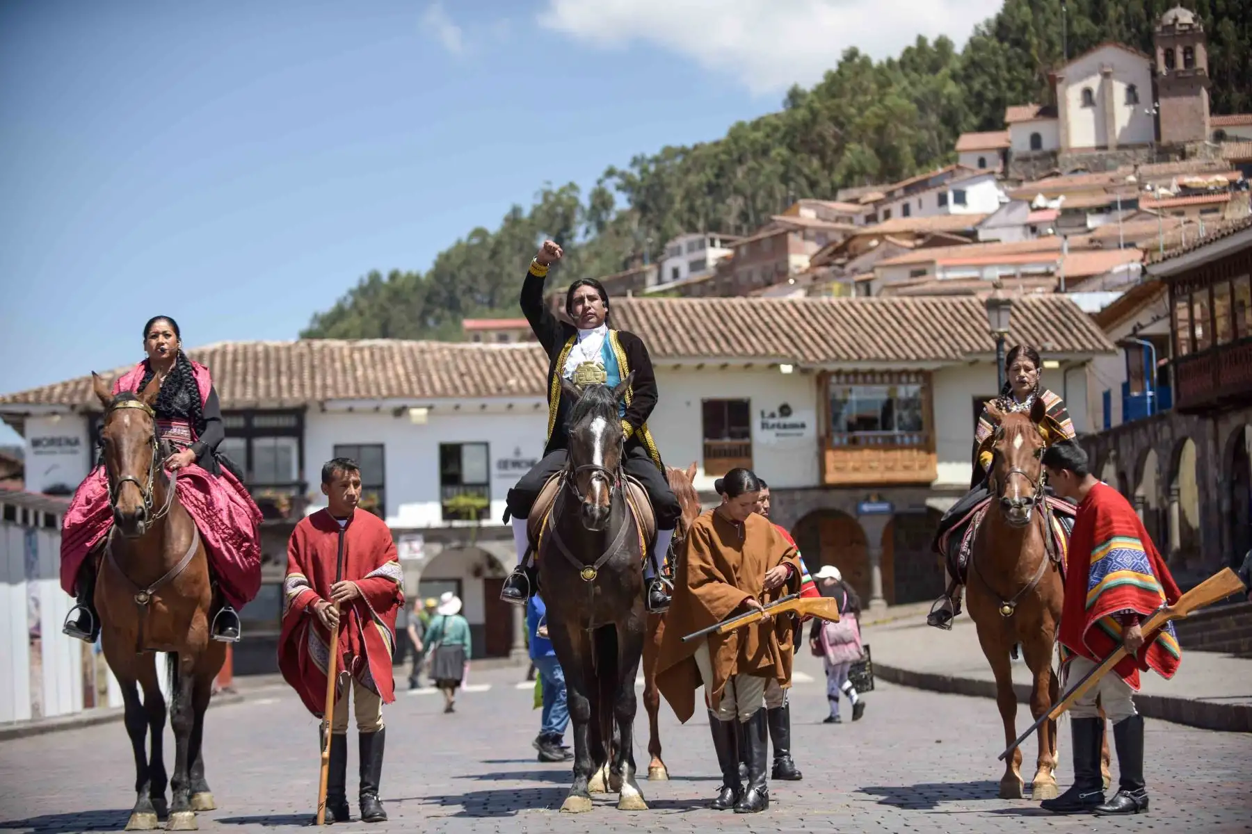 Con la plaza de Armas de Cusco como escenario, la población cusqueña recordó la gesta revolucionaria que lideraron Túpac Amaru II y Micaela Bastidas, la cual sentó las bases para continuar el proceso emancipador en América a inicios del siglo XIX. Se escenificó la emboscada y captura del corregidor español Antonio de Arriaga, y hubo una presentación especial a cargo de la compañía histórica “Micaela Bastidas Puyucahua”, integrada por personal del servicio militar femenino del Ejército. Foto: Proyecto Especial Bicentenario