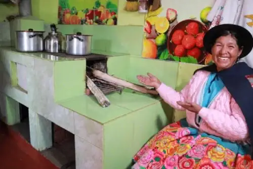 Con la intervención del proyecto Haku Wiñay/Noa Jayatai de Foncodes, programa del Ministerio de Desarrollo e Inclusión Social (Midis), y con el uso de cocinas mejoradas a leña (también a bosta), esta realidad va cambiando para 305,116 hogares de comunidades rurales de la sierra y selva, con impacto en la salud y en el medioambiente.