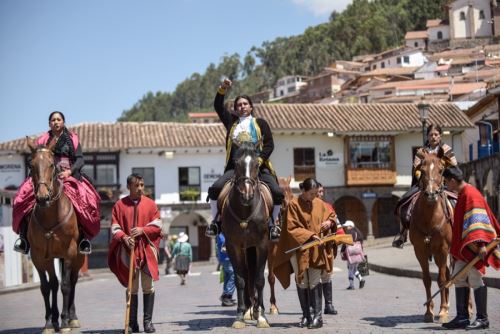 Con la plaza de Armas de Cusco como escenario, hoy viernes 4 de noviembre, la población cusqueña recordó los 242 años de la gesta revolucionaria que lideraron Túpac Amaru II y Micaela Bastidas, la cual sentó las bases para continuar el proceso emancipador en América a inicios del siglo XIX.