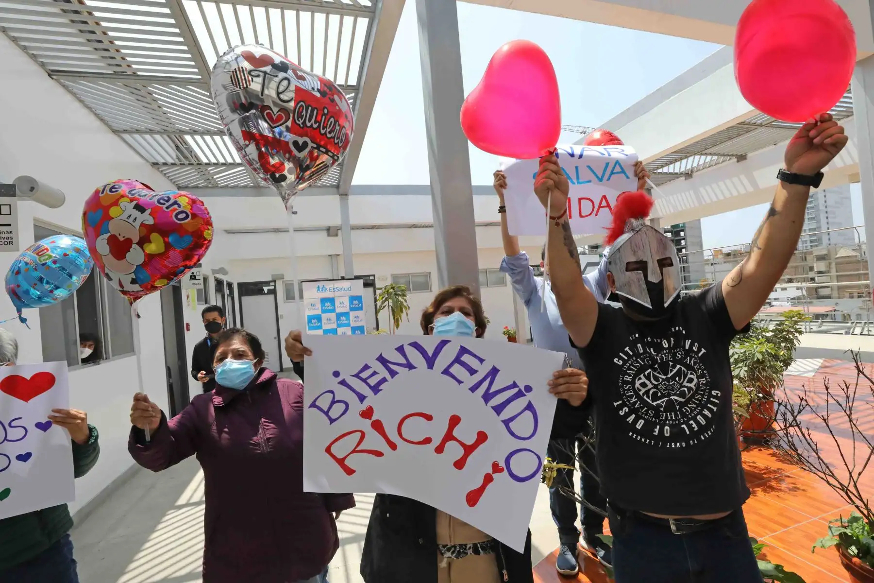 Ricardo fue dado de alta entre aplausos y una emotiva despedida de parte de médicos, enfermeras y todo el personal de salud del Incor que lo atendió durante este tiempo. Asimismo, fue sorprendido por su familia y novia con un emotivo recibimiento. Foto: EsSalud