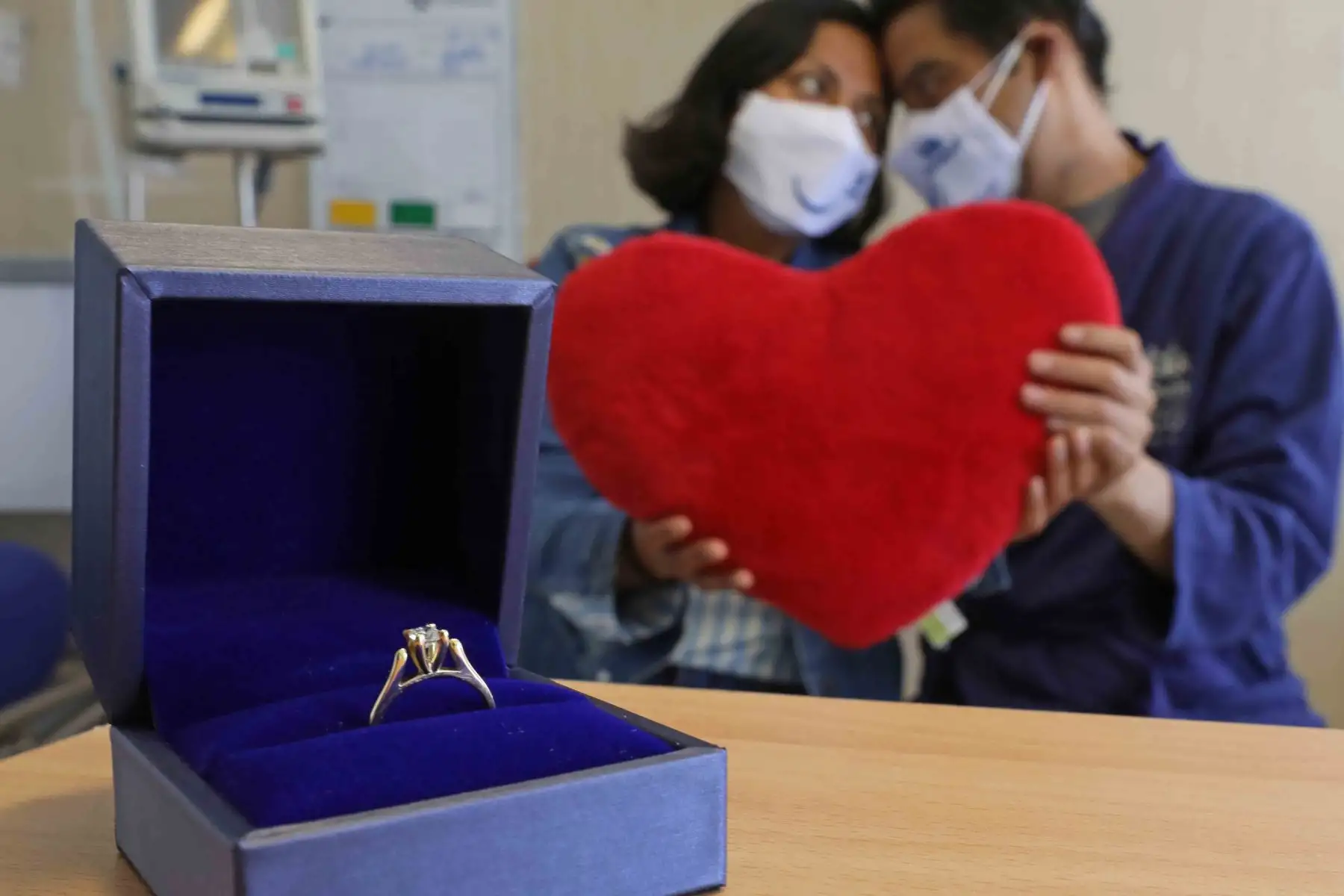 Durante el emotivo encuentro, Carol Córdova, con quien lleva 6 años de relación, le entregó un hermoso corazón en símbolo de su amor, un ramo de flores y un anillo de compromiso, pidiéndole esta vez matrimonio, como prueba del verdadero amor que se tienen. Ahora sí podrá hacerse realidad ese sueño que tuvieron que postergar.
Foto: EsSalud