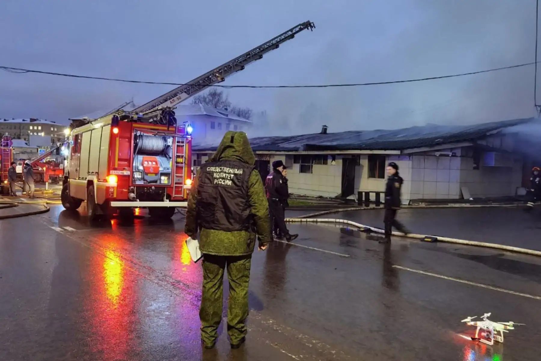 Según testigos de la tragedia, varias puertas de emergencias del local incendiado estaban bloqueadas, por lo que los bomberos tuvieron que echarlas abajo para socorrer a las víctimas. Foto: AFP