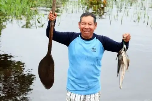 Abelino Sahuarico Manuyama nació, creció, formó su familia y aún vive en la comunidad nativa de Manacamiri, en el distrito de Iquitos, departamento de Loreto, donde todos lo conocen como el mejor pescador de la zona y también como un vecino comprometido con su pueblo.