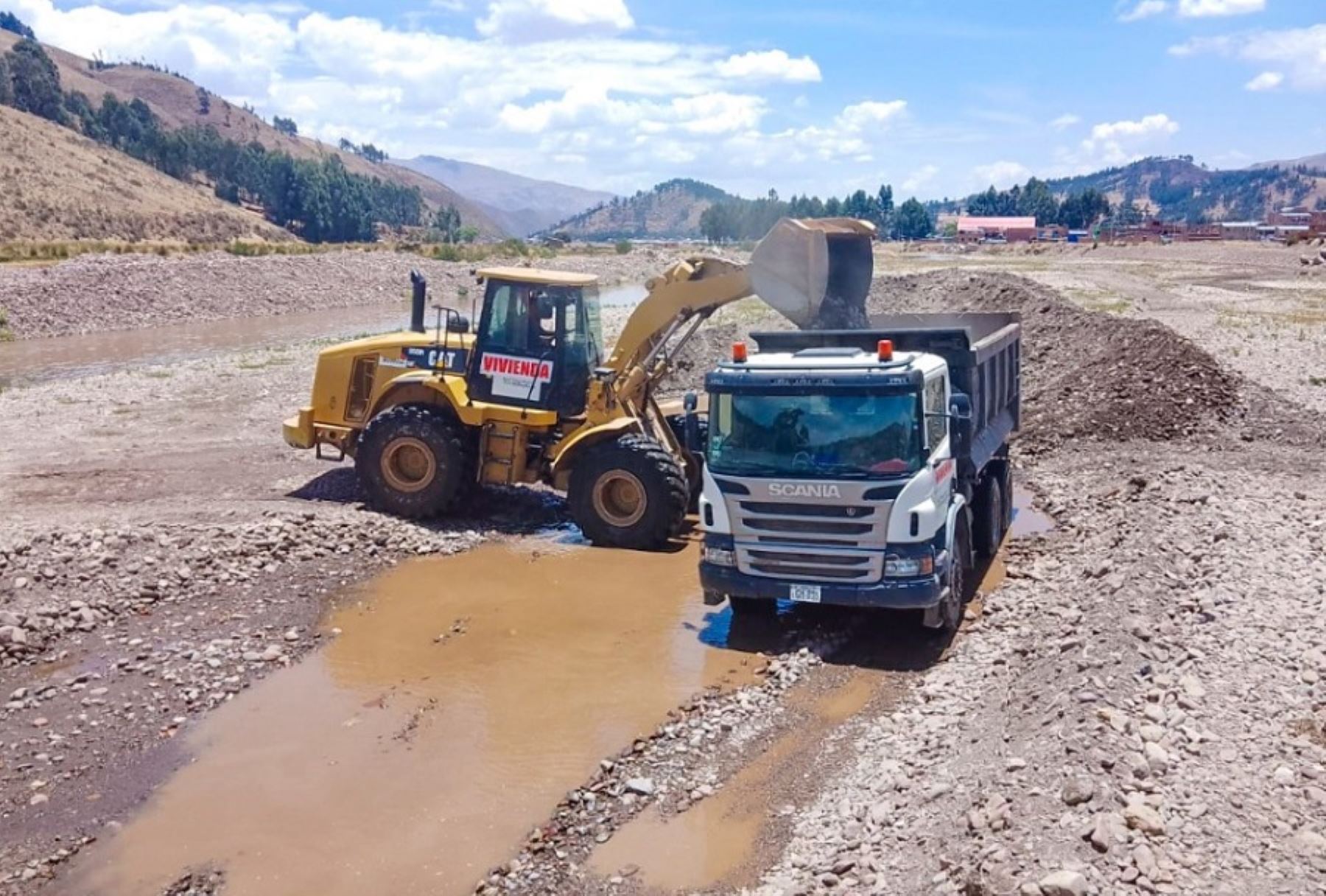 El Ministerio de Vivienda, Construcción y Saneamiento continúa con su política de prevención de riesgos de desastres e inició labores de limpieza y descolmatación de un nuevo tramo del río Vilcanota, en la región Cusco.